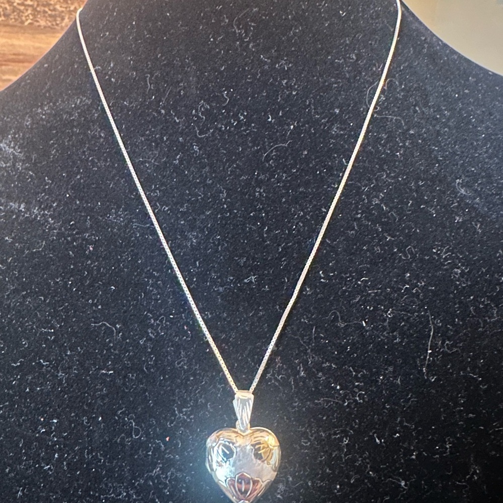 Vintage Sterling Silver Heart Locket Necklace 925 Floral Engraved giftable - Picture 3 of 7